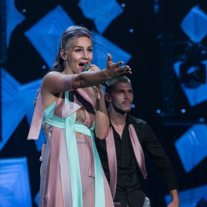 Lea Sirk s pesmijo Moj profil