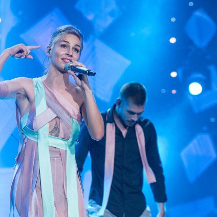 Lea Sirk s pesmijo Moj profil