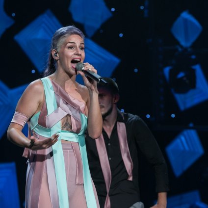 Lea Sirk s pesmijo Moj profil